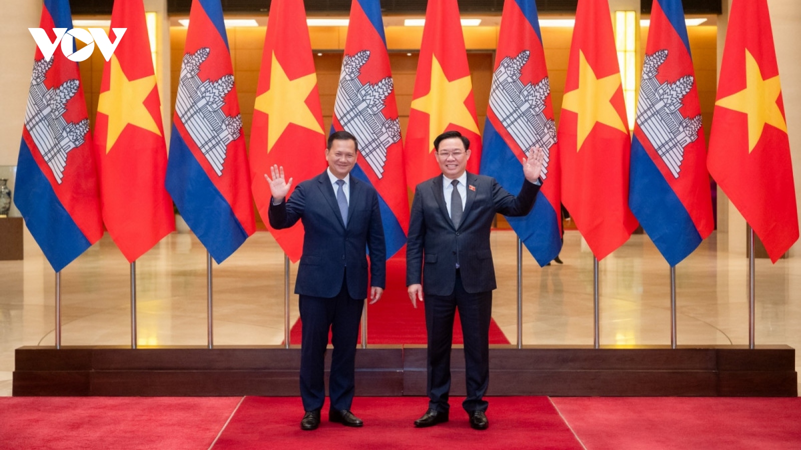 NA Chairman Vuong Dinh Hue receives Cambodian PM Hun Manet